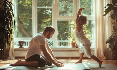 Vater macht Yoga zusammen mit Sohn