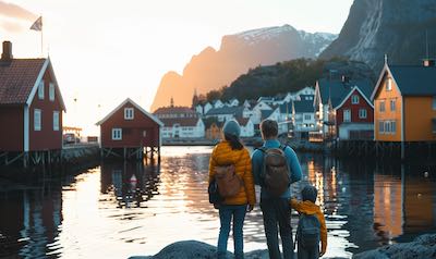 Familie blickt auf einen Fjord in Norwegen